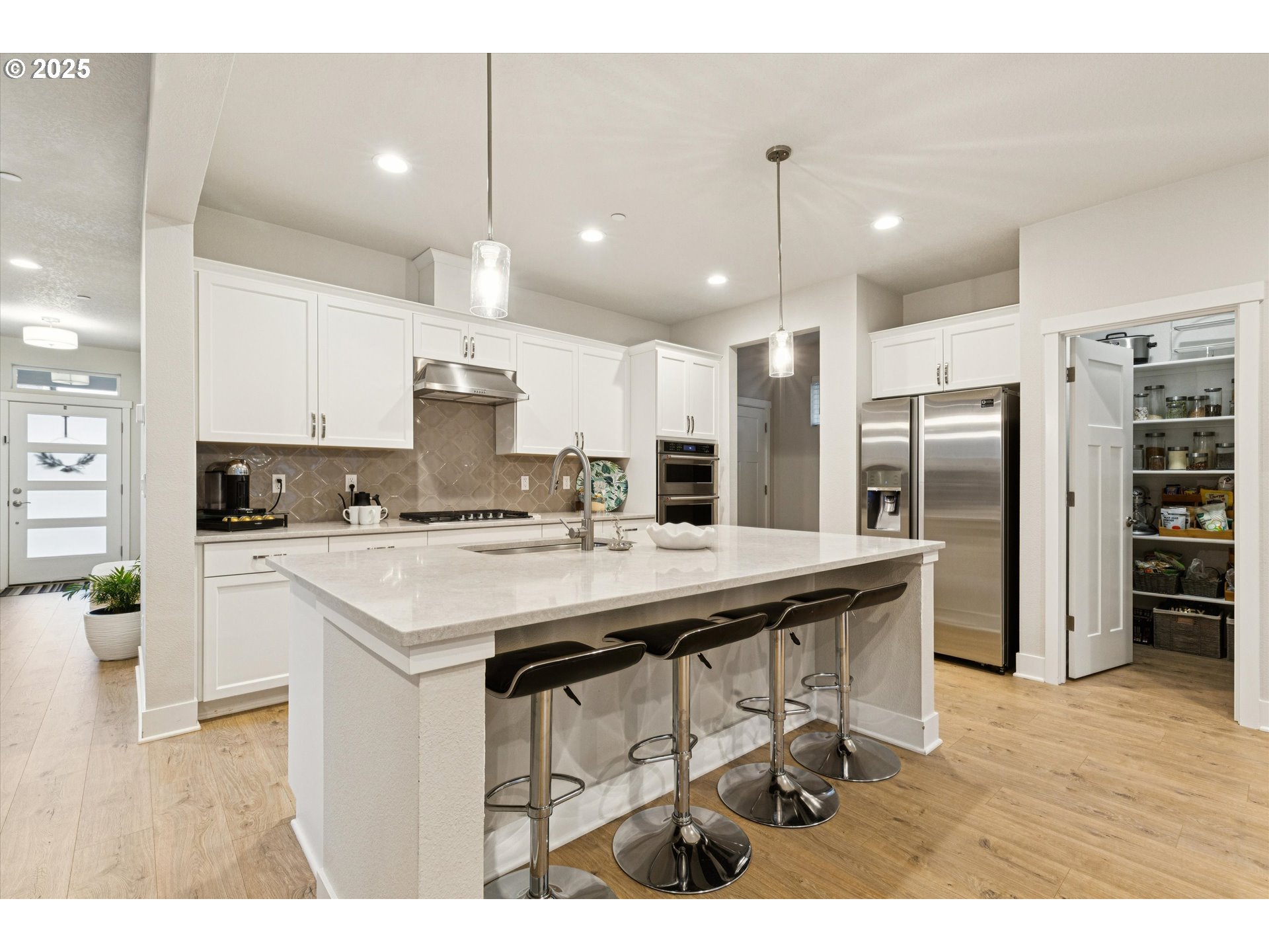 8549 Southwest 176th Avenue Beaverton, OR 97007 - Photo 2 of 34 Kitchen