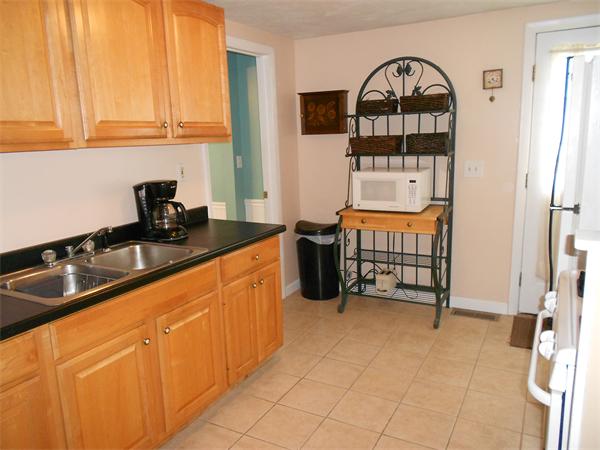 21 Phillips Avenue Springfield, MA 01119 - Photo 4 of 15
