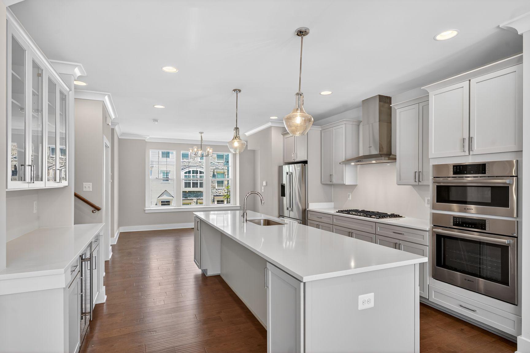5128 Ridgeview Retreat Drive Chantilly, VA 20151 - Photo 11 of 39 Gourmet kitchen with dry bar, Bosch appliances