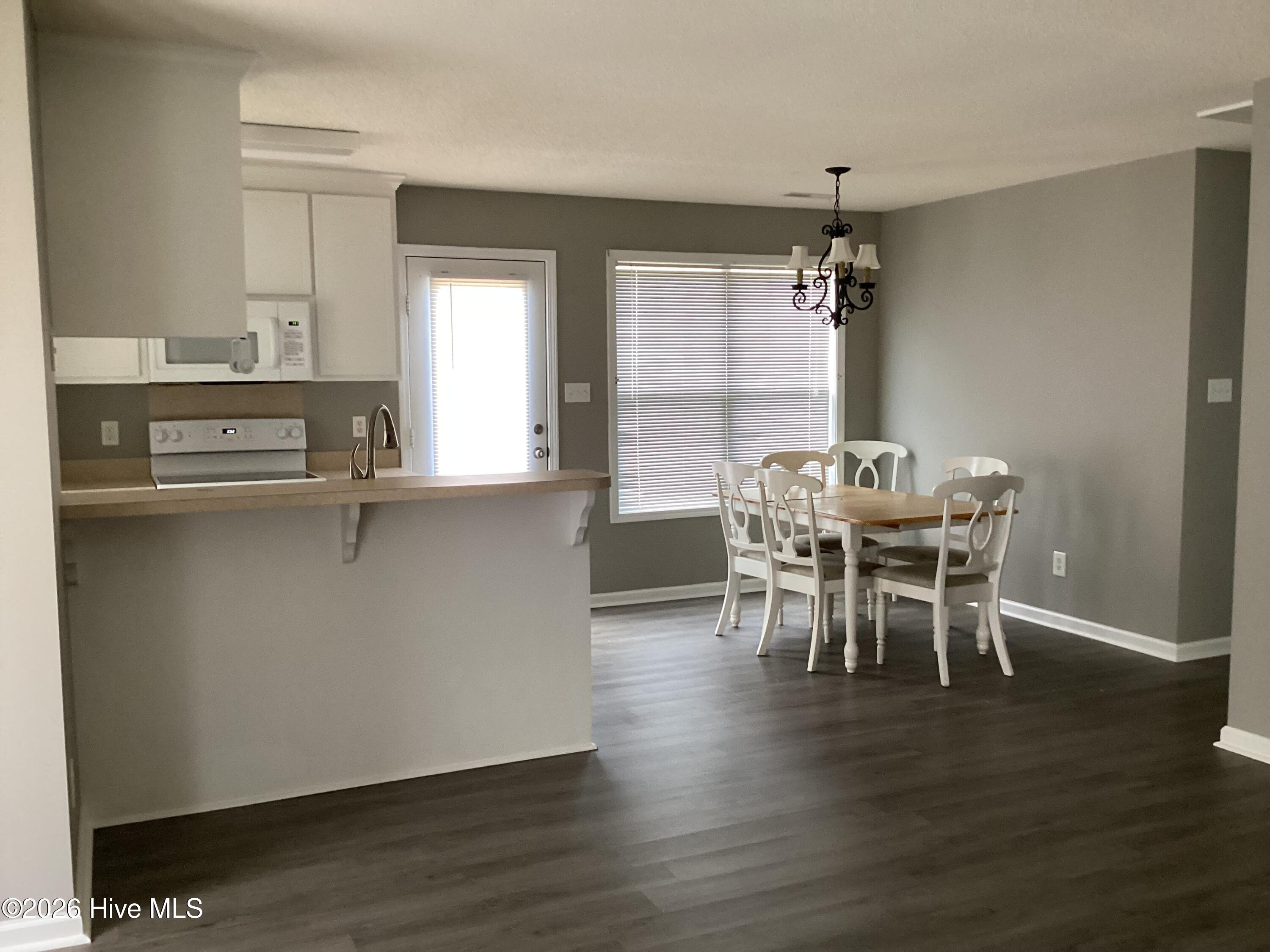 823 Sugar Creek Road Rocky Mount, NC 27804 - Photo 7 of 17 Bar in kitchen