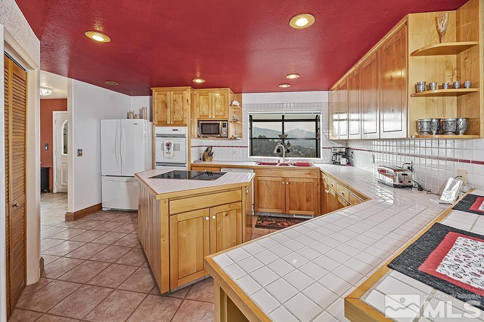 4090 Whiskey Flat Road Reno, NV 89521 - Photo 8 of 29 a kitchen that has a sink and a stove in it