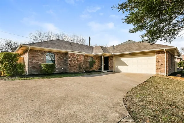 $2,025 | 521 Anglebluff Drive, DeSoto, TX 75115