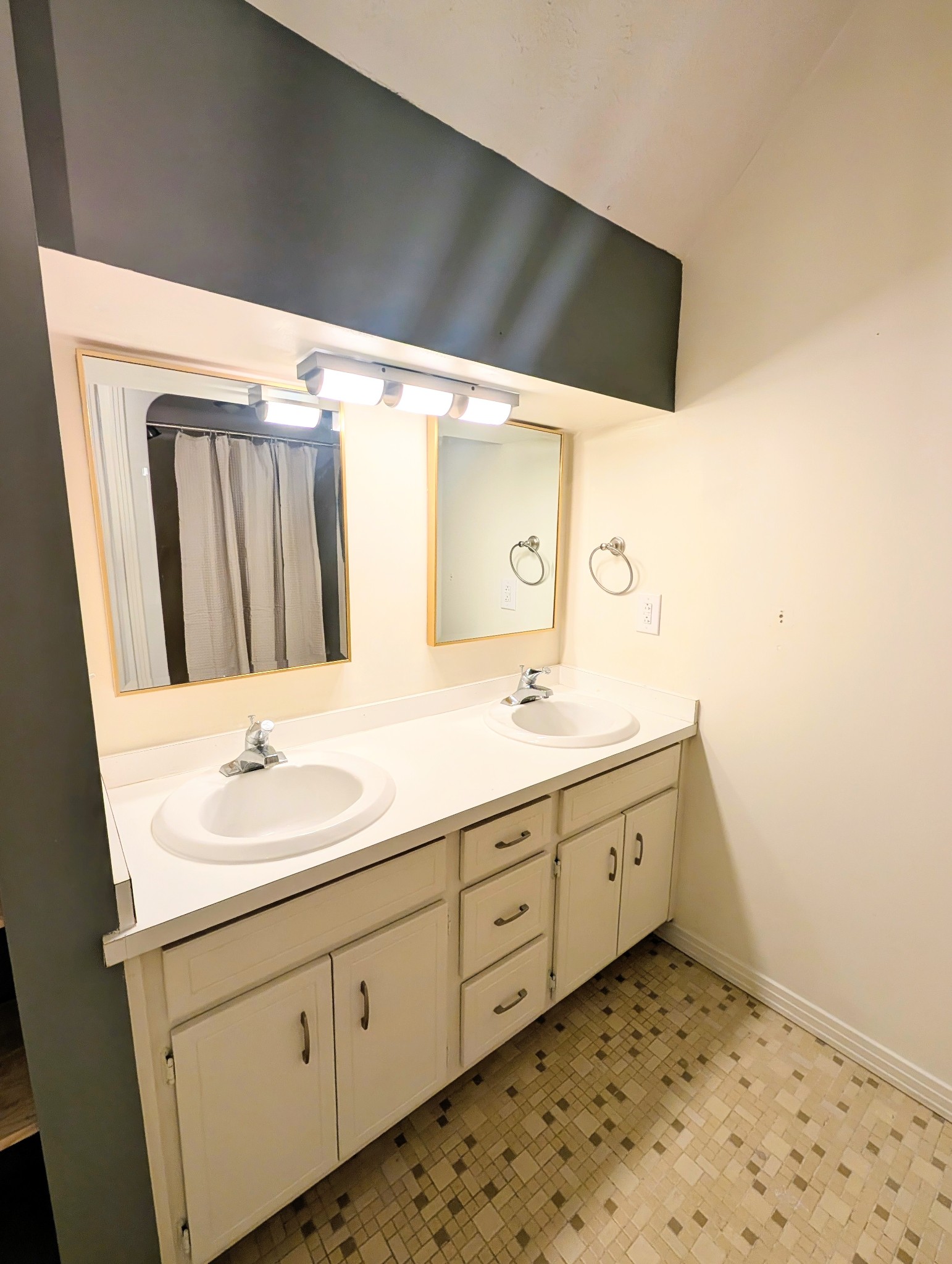 1080 Bybee Branch Road McMinnville, TN 37110 - Photo 20 of 36 a bathroom with a sink and a mirror