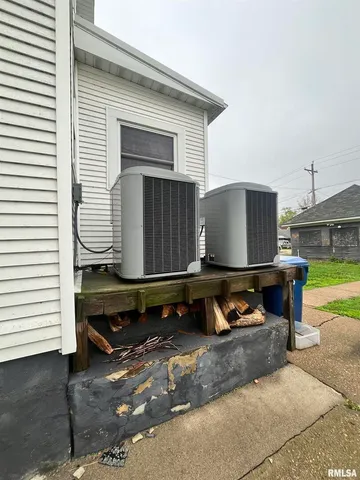 a bench is sitting in front of a house