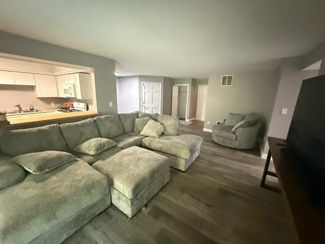 $2,800 | 710 Knoxbury Drive, Unit 1, Schererville, IN 46375