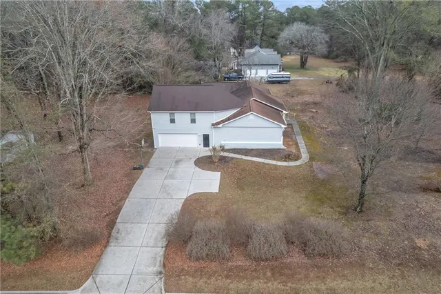 a view of a house with a yard