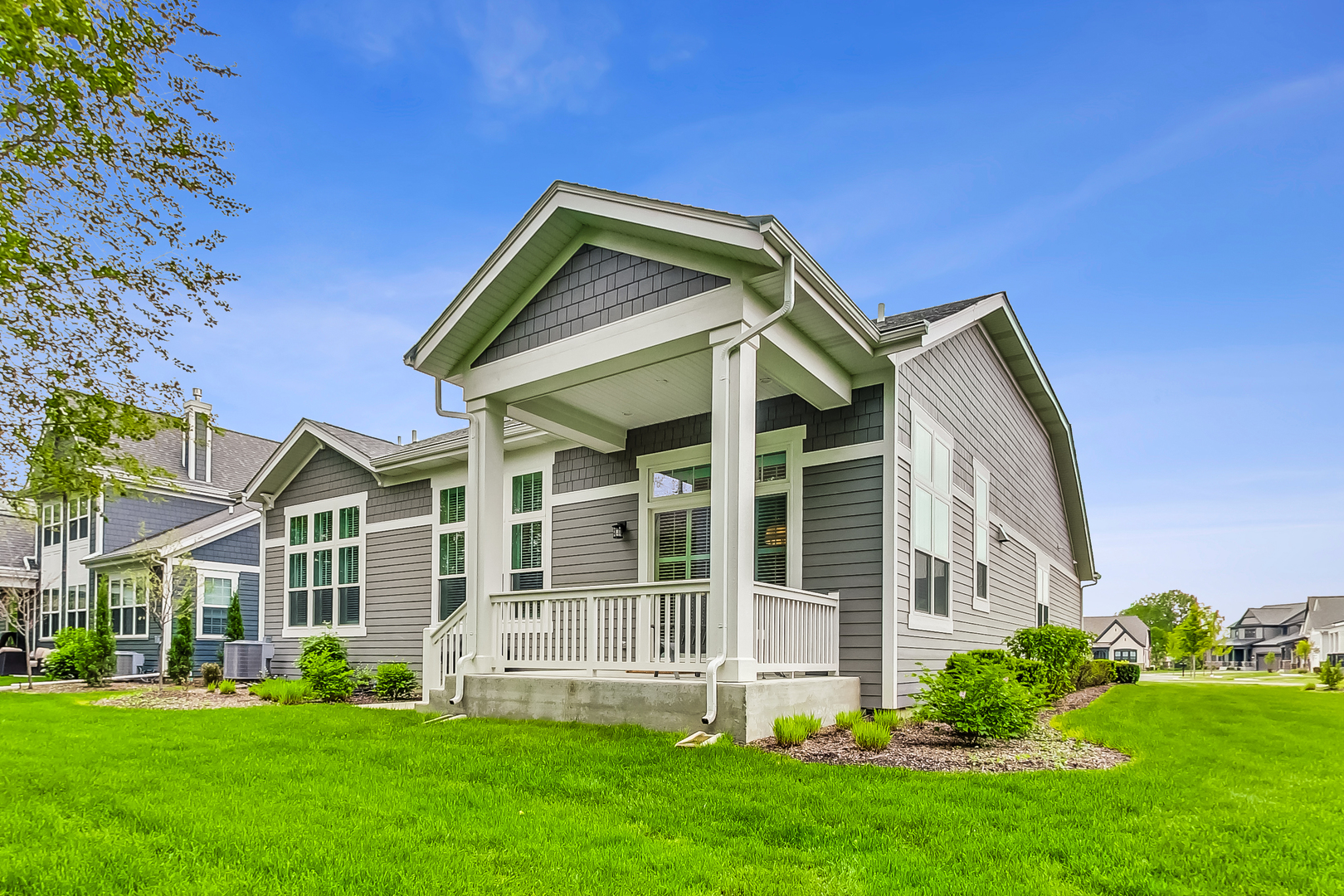 2811 Parkside Circle Glenview, IL 60026 - Photo 35 of 42 a front view of a house with a yard
