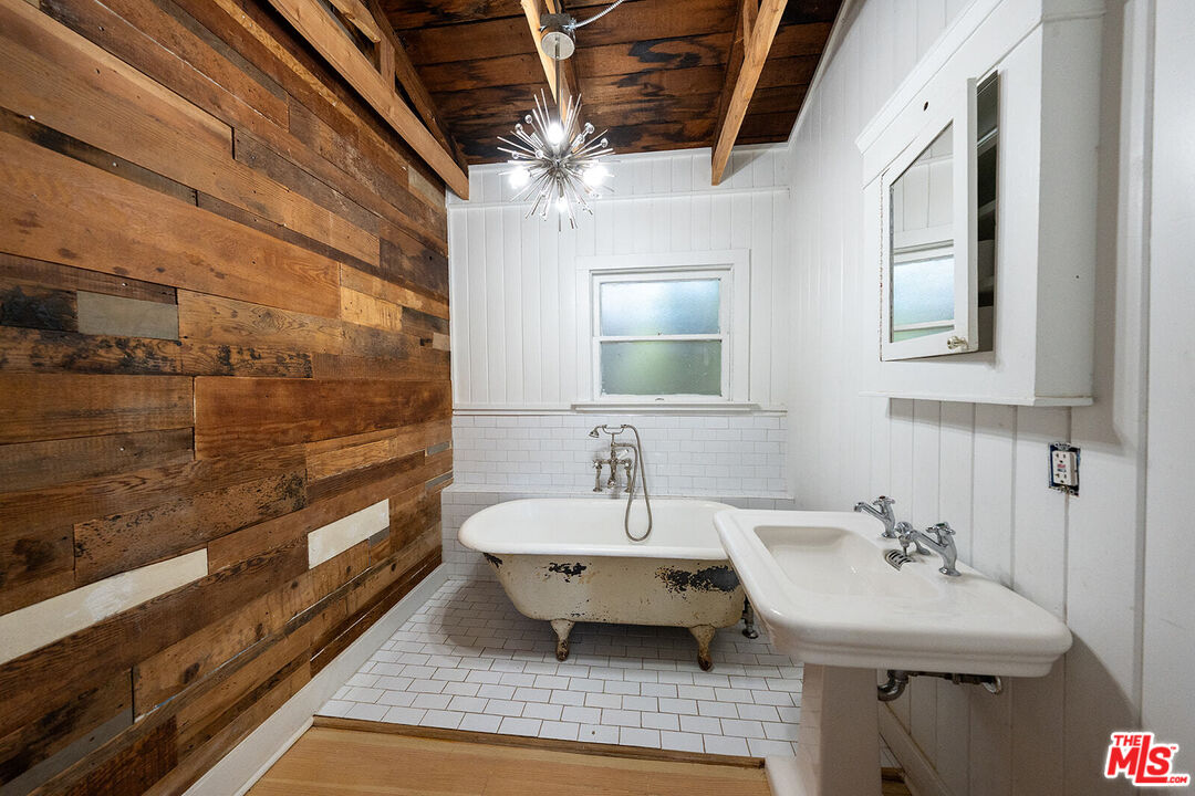 1801 Shell Avenue Venice, CA 90291 - Photo 6 of 12 a bathroom with a sink and a mirror