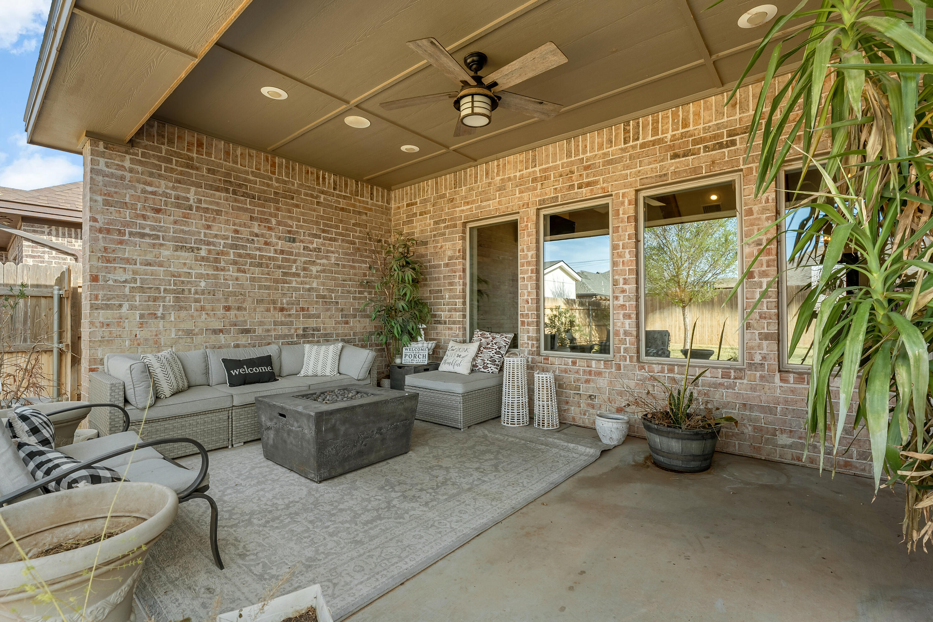 1113 16th Street Shallowater, TX 79363 - Photo 29 of 33 a living room with furniture and a potted plant