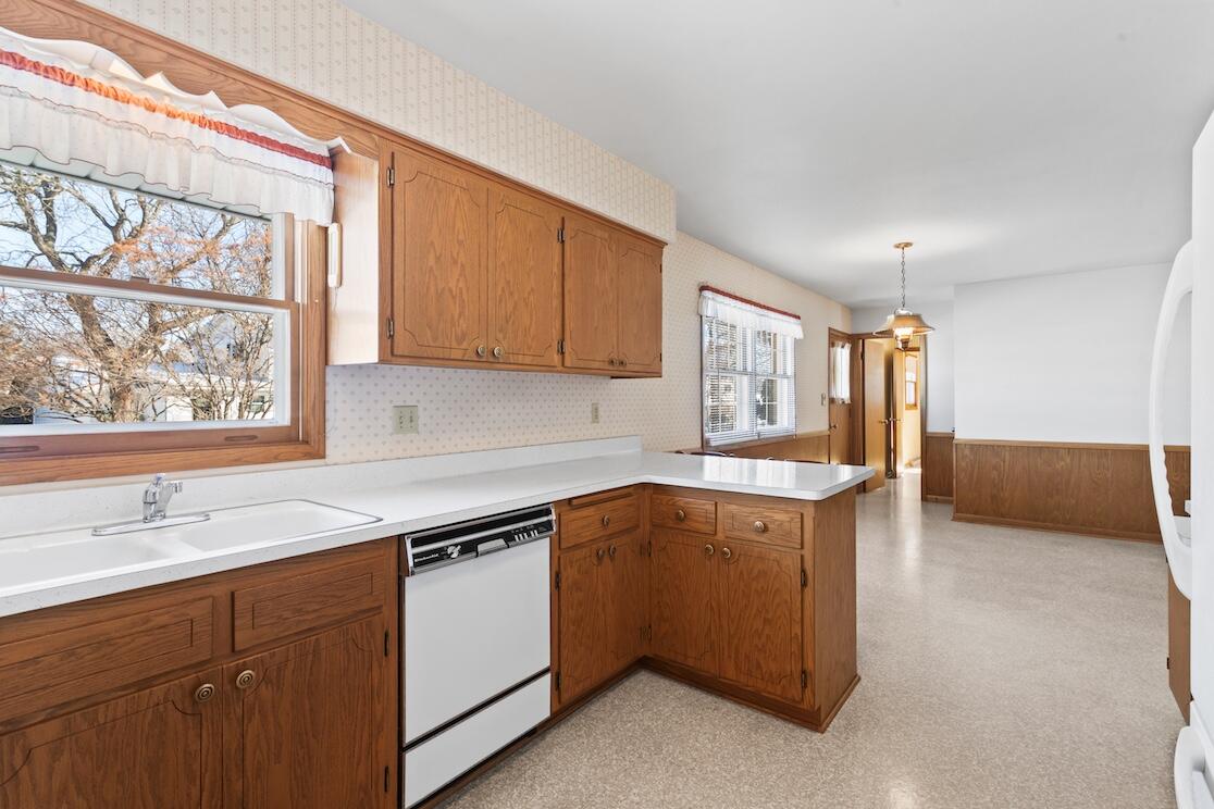 3580 South Brentwood Road New Berlin, WI 53151 - Photo 12 of 44 Great Counter Space