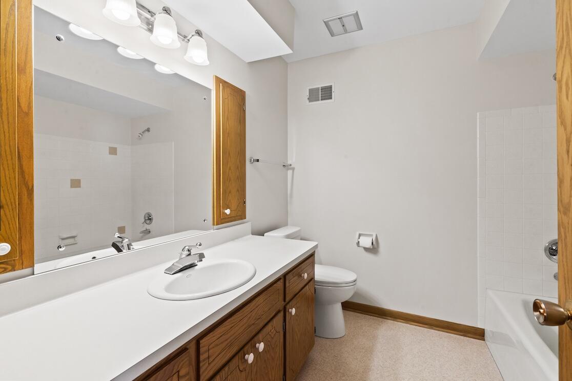 3580 South Brentwood Road New Berlin, WI 53151 - Photo 25 of 44 Main Bath