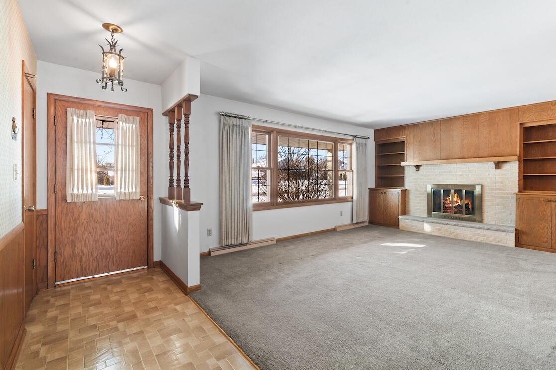3580 South Brentwood Road New Berlin, WI 53151 - Photo 3 of 44 Living Room