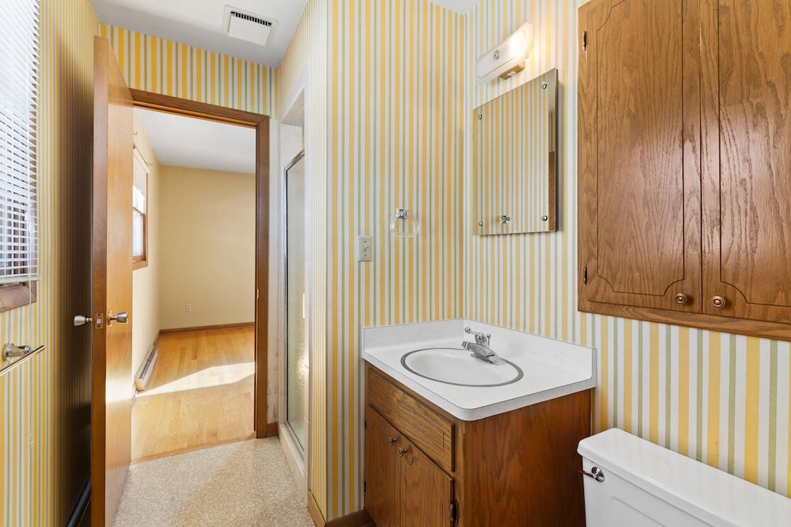 3580 South Brentwood Road New Berlin, WI 53151 - Photo 32 of 44 Primary Bath has Dual Entry