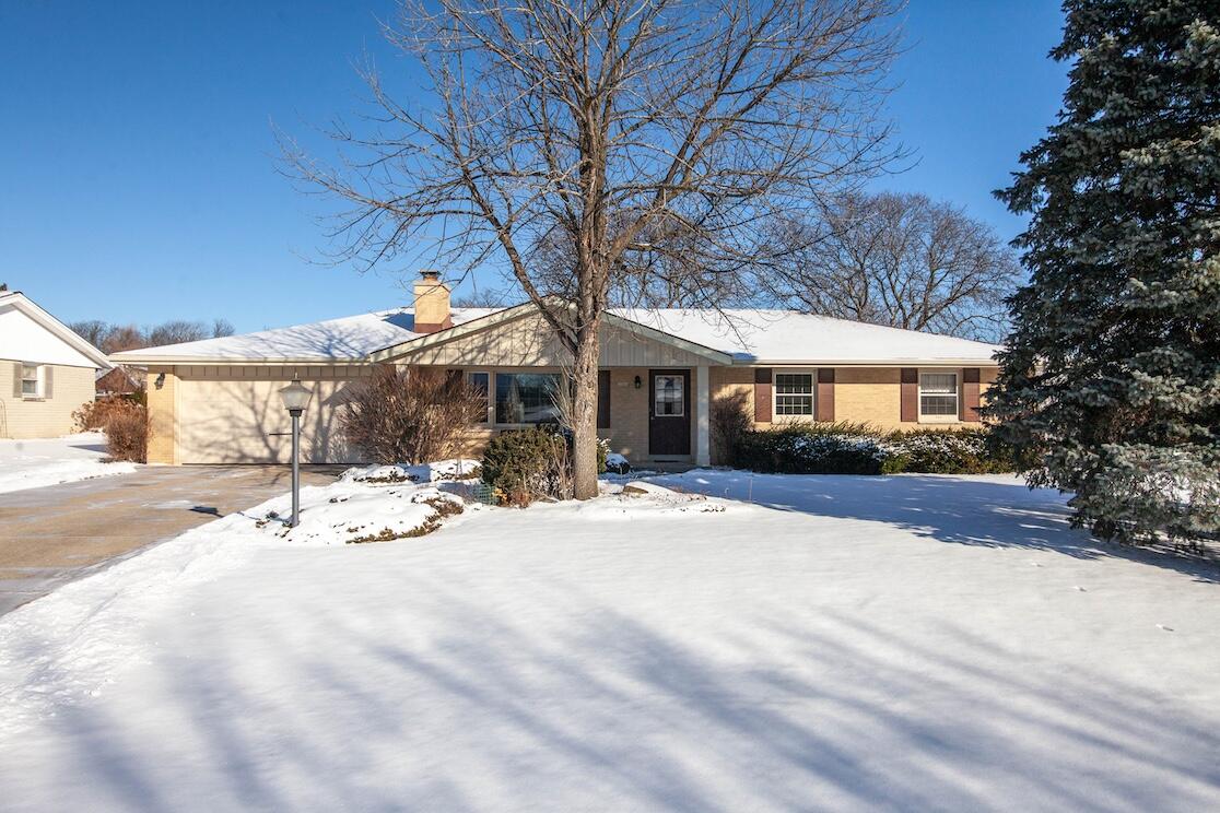3580 South Brentwood Road New Berlin, WI 53151 - Photo 39 of 44 Brick & Wood Exterior
