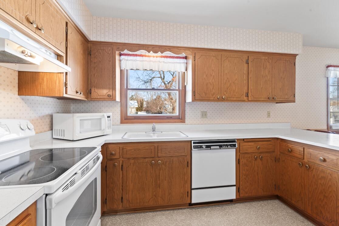 3580 South Brentwood Road New Berlin, WI 53151 - Photo 9 of 44 Kitchen