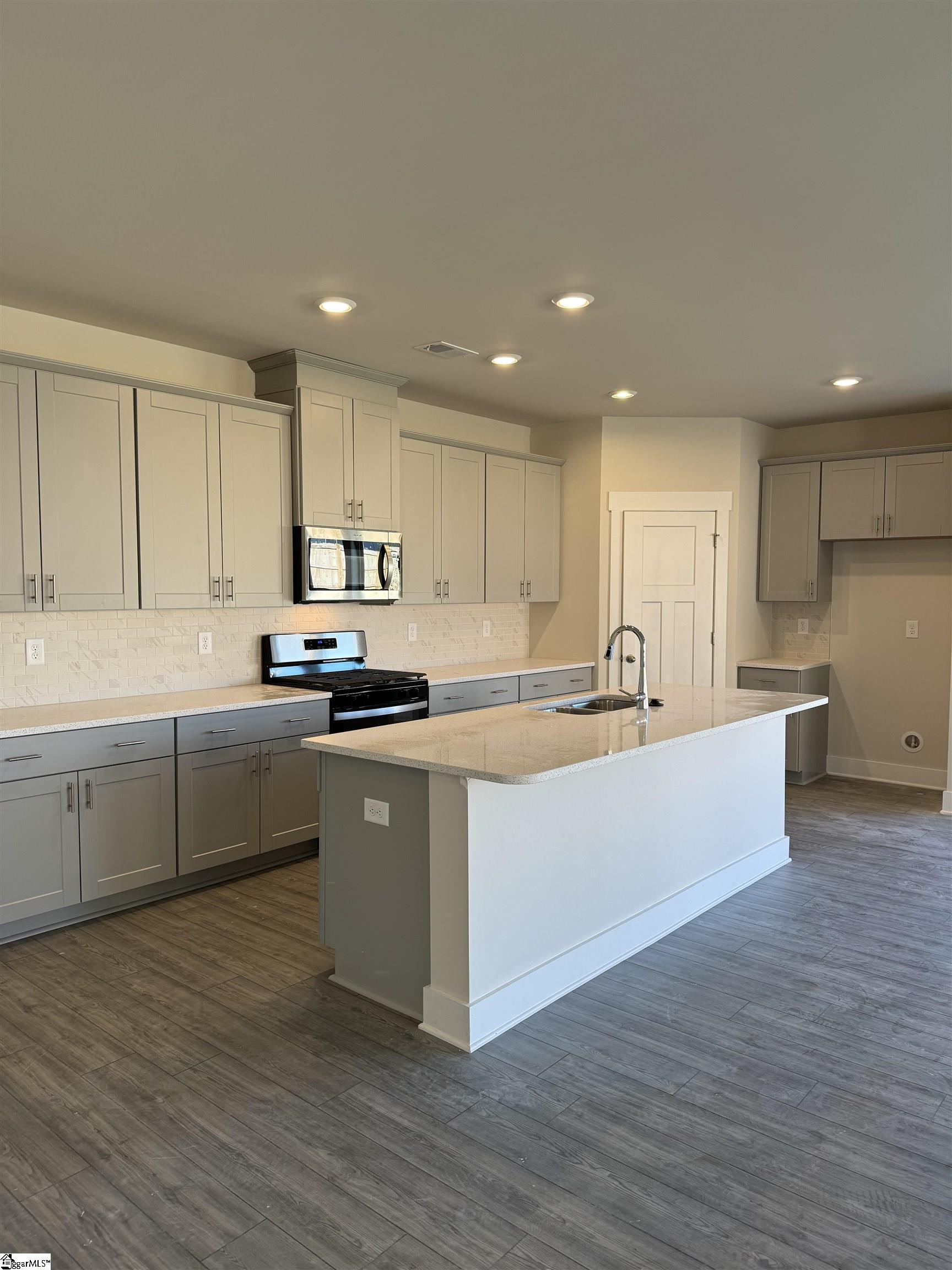 213 Roderick Lane Greenville, SC 29605 - Photo 3 of 24 Gallery Image 3