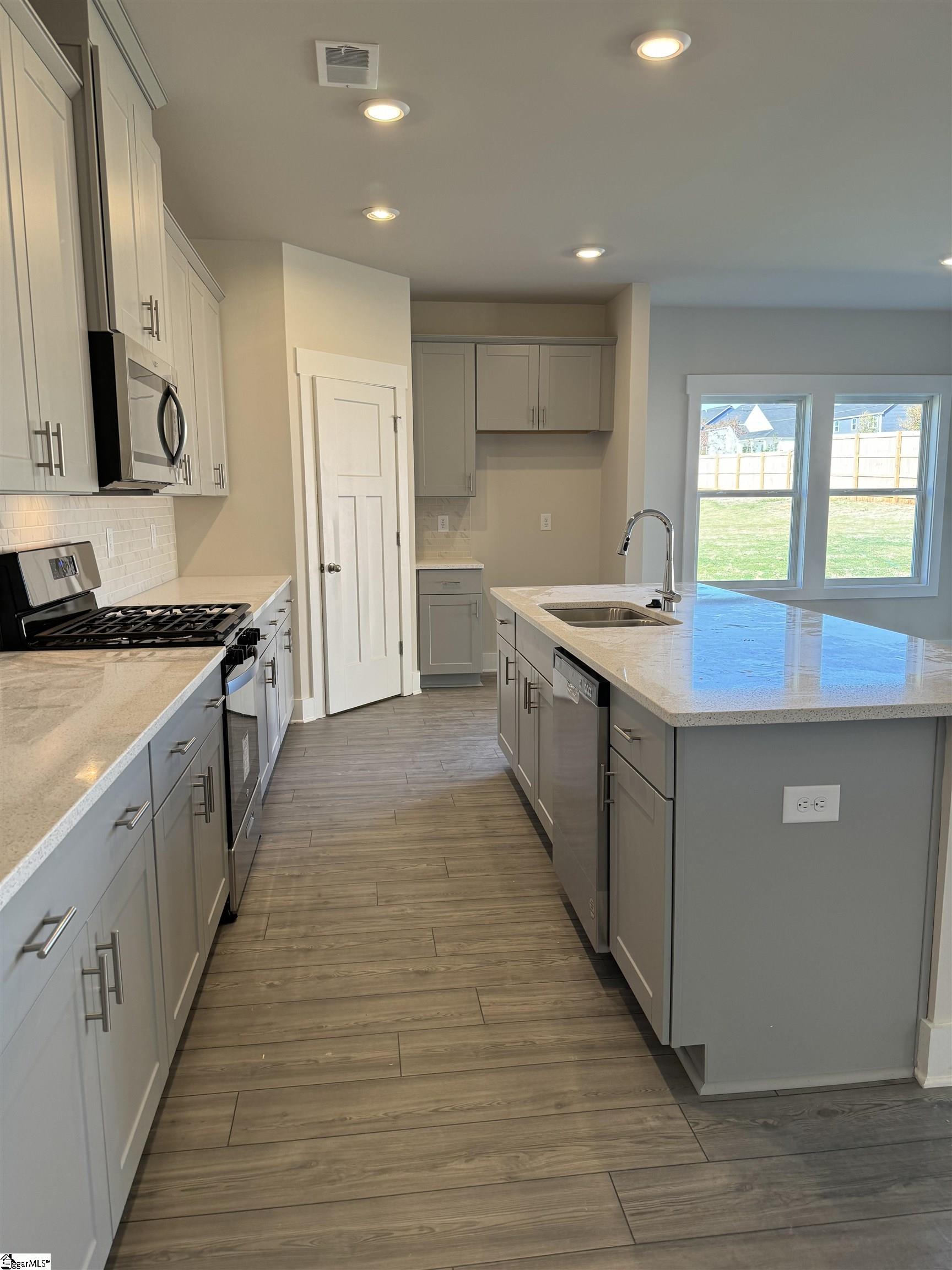 213 Roderick Lane Greenville, SC 29605 - Photo 5 of 24 Gallery Image 5