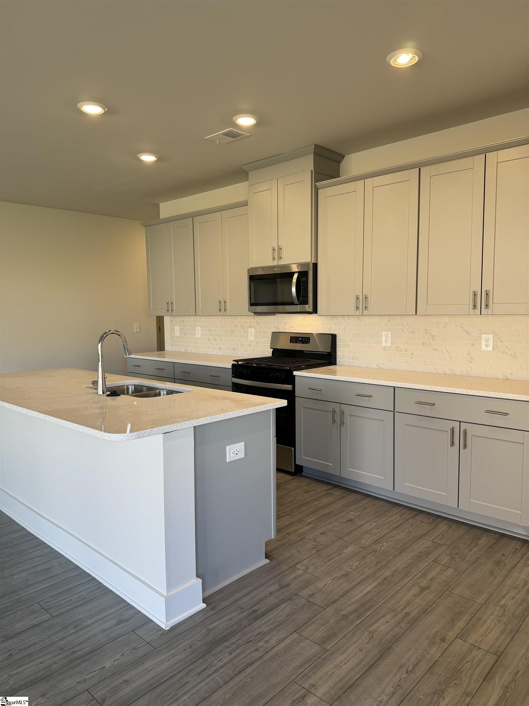 213 Roderick Lane Greenville, SC 29605 - Photo 6 of 24 Gallery Image 6