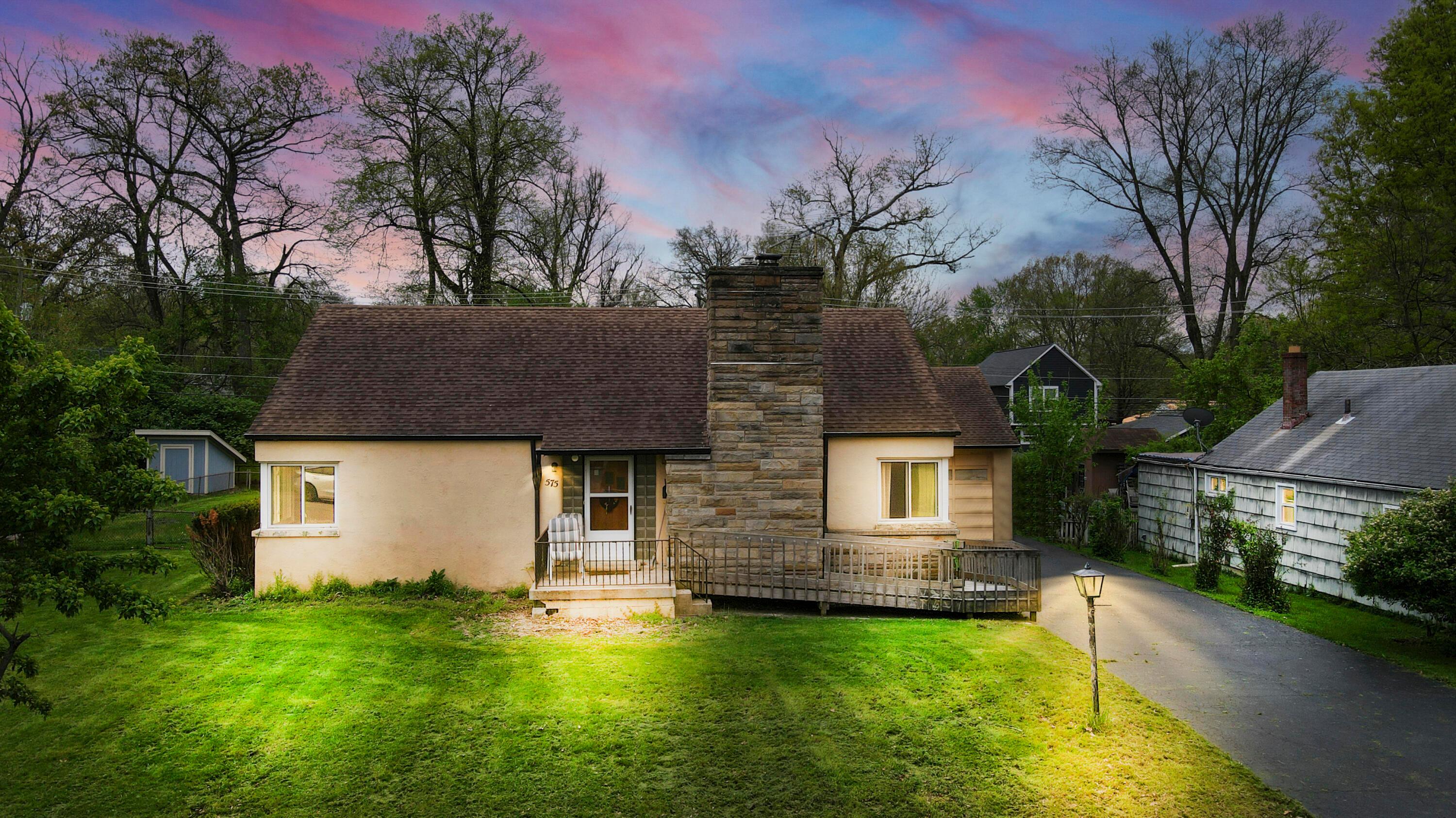 575 Chase Road Columbus, OH 43214 - Photo 1 of 9 Twilight