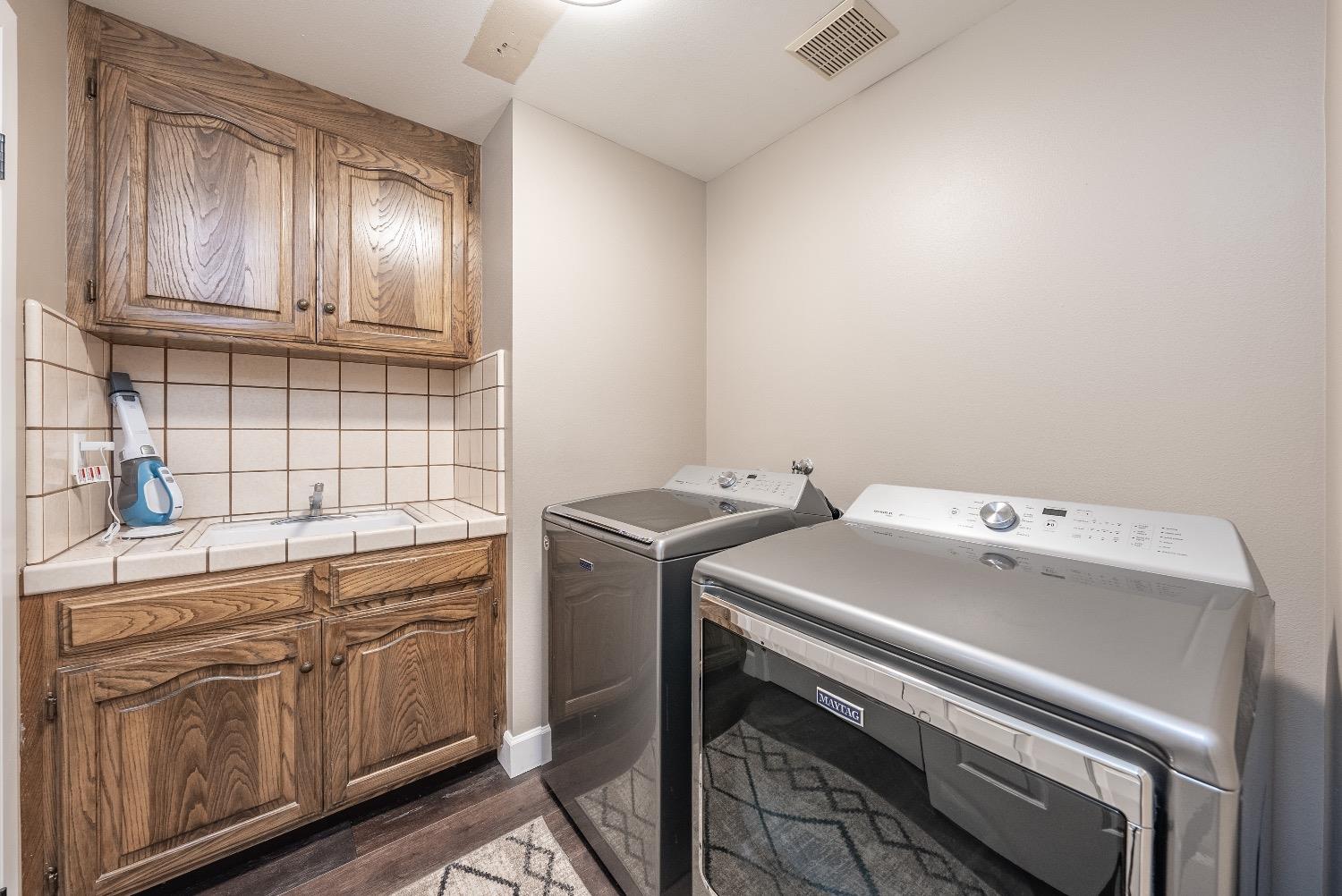 28 Seasons Court Madera, CA 93637 - Photo 29 of 47 a utility room with dryer and washer