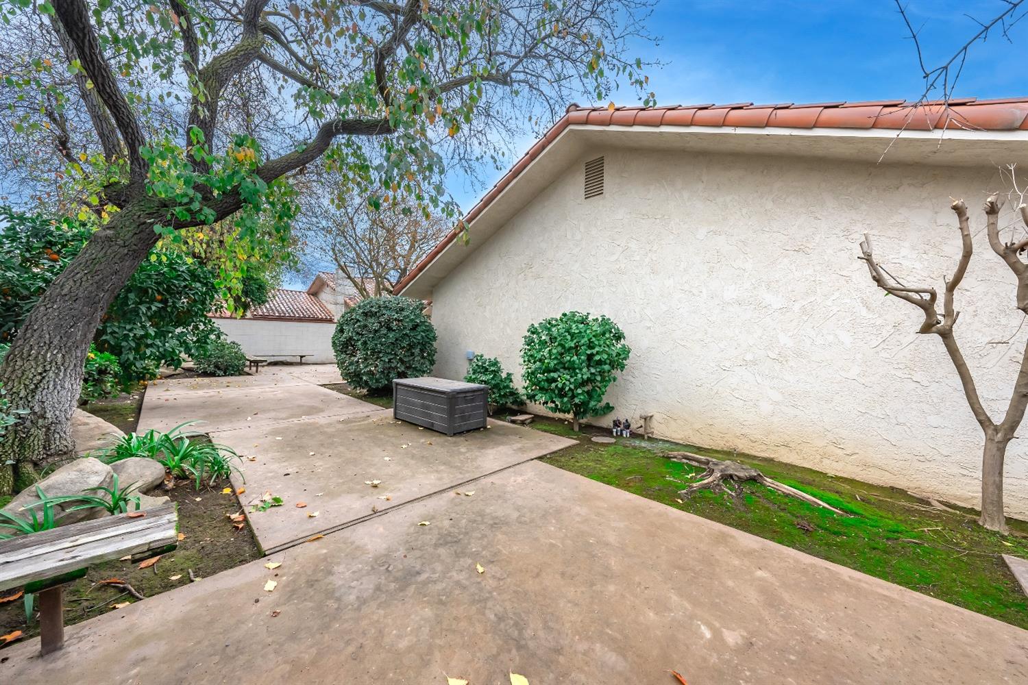 28 Seasons Court Madera, CA 93637 - Photo 37 of 47 a backyard of a house with plants and outdoor seating
