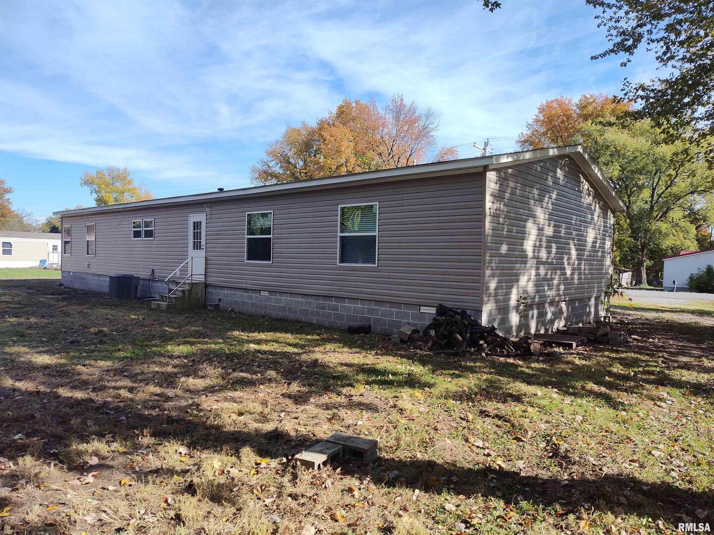 1207 Southwest 6th Street Fairfield, IL 62837 - Photo 4 of 24