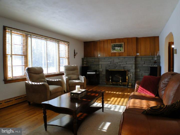 178 Ewart Road Avondale, PA 19311 - Photo 5 of 23 Living Room