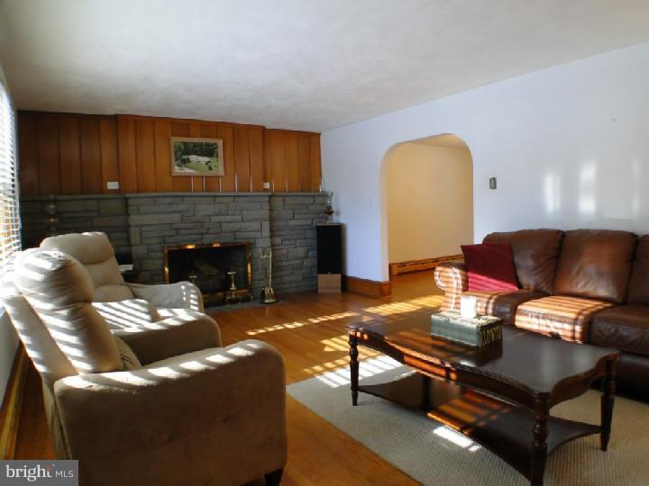 178 Ewart Road Avondale, PA 19311 - Photo 6 of 23 Living Room