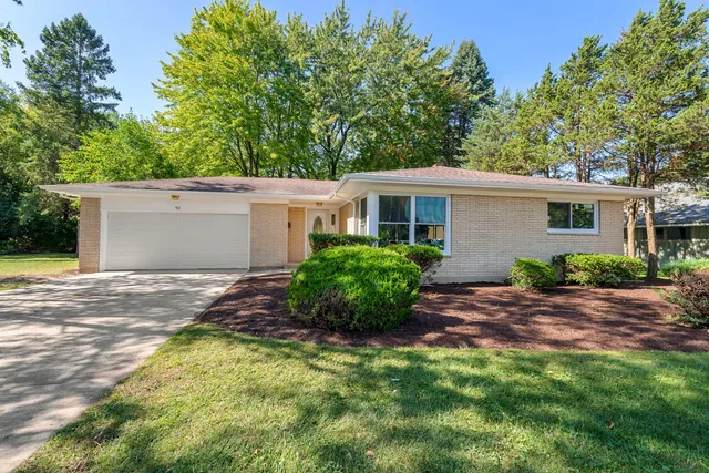 a view of a house with backyard and plants