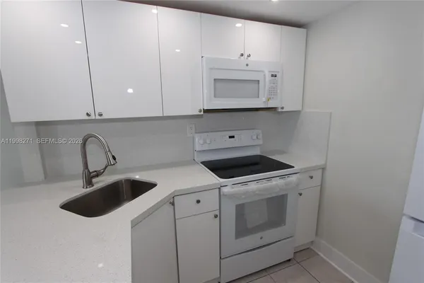 $1,800 | 4550 Northwest 9th Street, Unit 811E, Miami, FL 33126