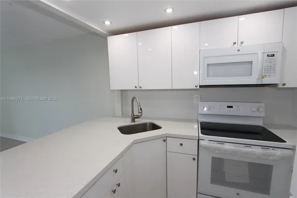 $1,800 | 4550 Northwest 9th Street, Unit 811E, Miami, FL 33126