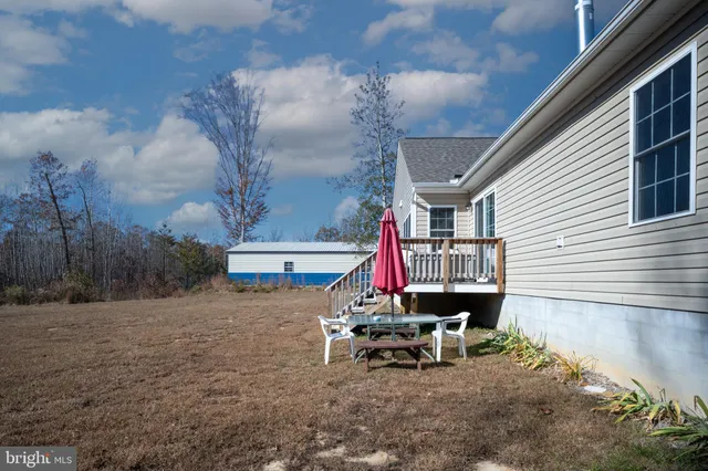 a picture of a room with a floor plan