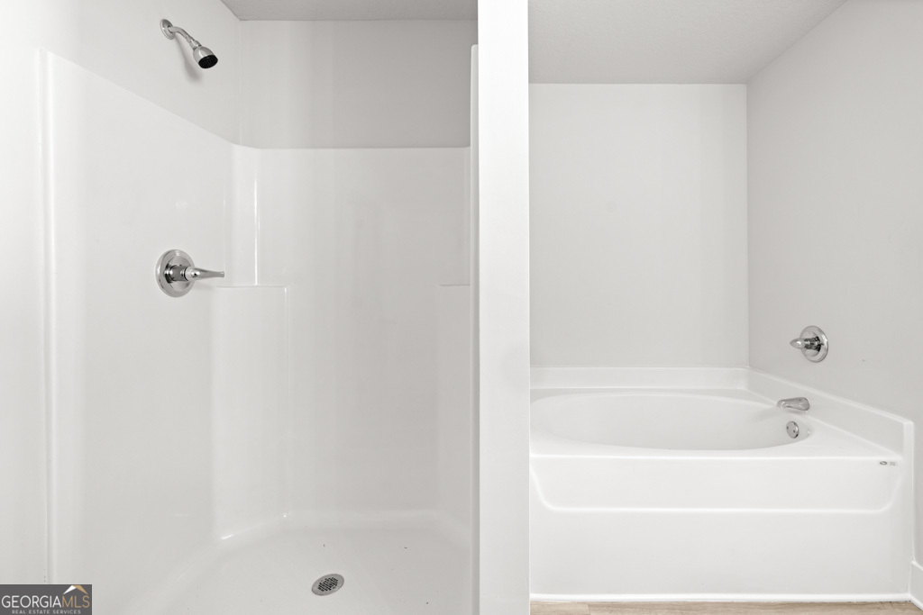 522 Oil Mill Road, Unit 10 Martin, GA 30557 - Photo 27 of 30 a bathroom with a bathtub