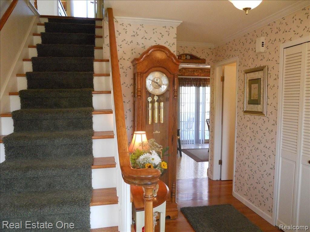 895 Stag Ridge Road Rochester, MI 48309 - Photo 11 of 22 CENTER ENTRANCE COL - FOYER