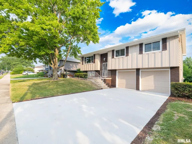 $245,900 | 2922 West Larchmont Lane, Peoria, IL 61615