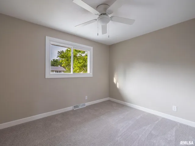 $245,900 | 2922 West Larchmont Lane, Peoria, IL 61615