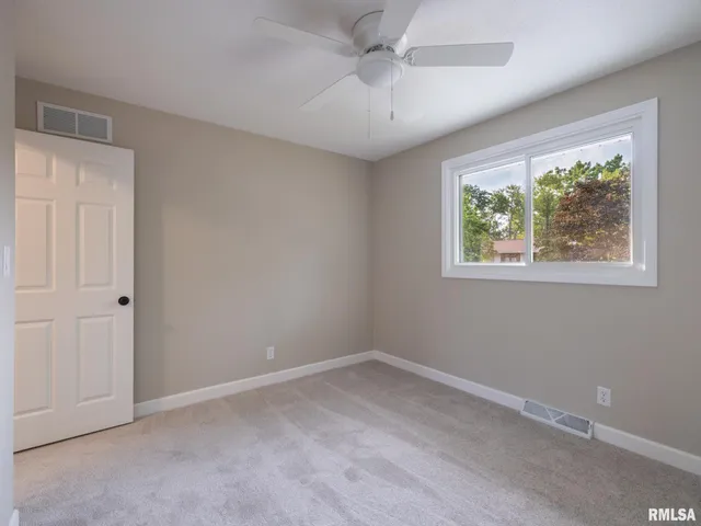 $245,900 | 2922 West Larchmont Lane, Peoria, IL 61615