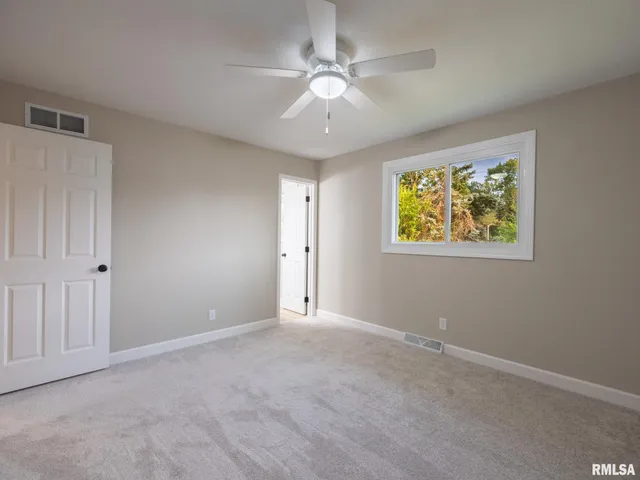 $245,900 | 2922 West Larchmont Lane, Peoria, IL 61615