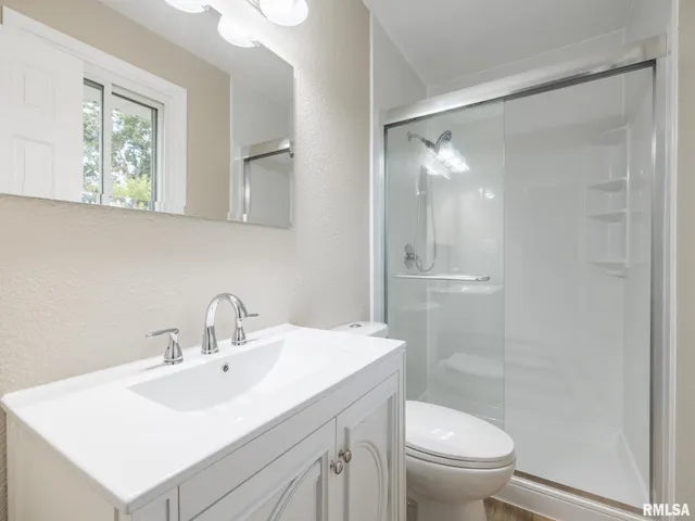 $245,900 | 2922 West Larchmont Lane, Peoria, IL 61615