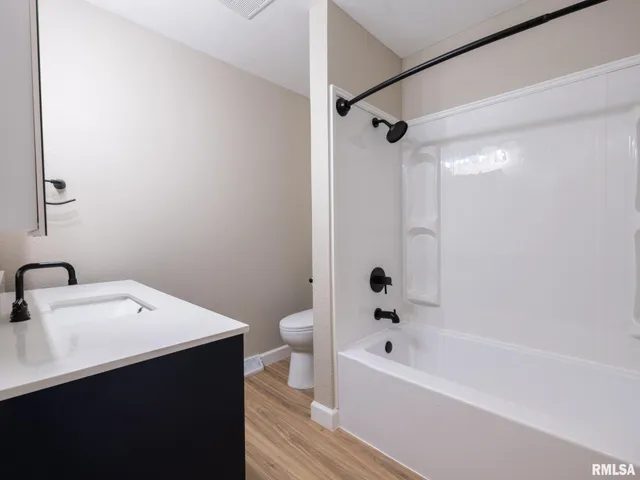 $245,900 | 2922 West Larchmont Lane, Peoria, IL 61615