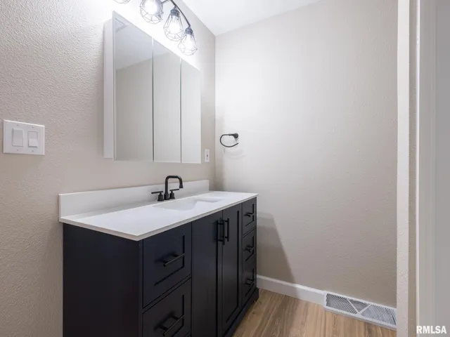 $245,900 | 2922 West Larchmont Lane, Peoria, IL 61615