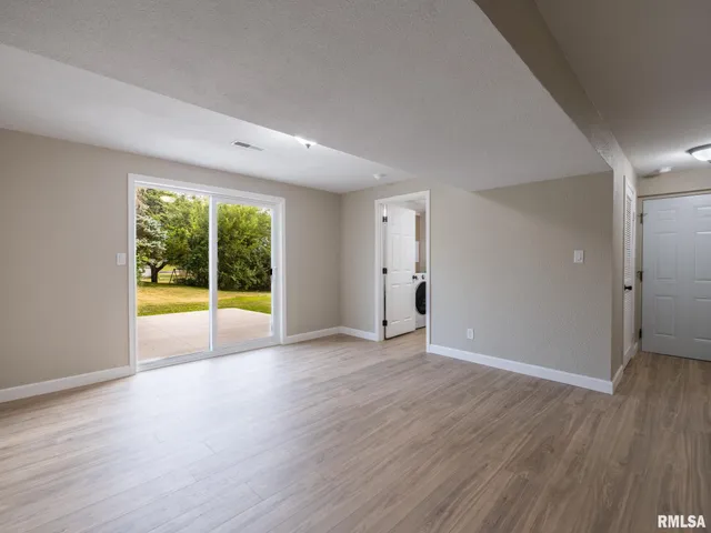 $245,900 | 2922 West Larchmont Lane, Peoria, IL 61615