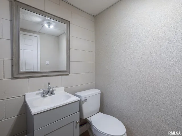 $245,900 | 2922 West Larchmont Lane, Peoria, IL 61615