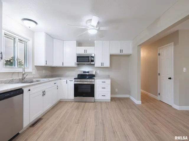 $245,900 | 2922 West Larchmont Lane, Peoria, IL 61615