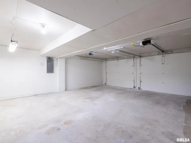 $245,900 | 2922 West Larchmont Lane, Peoria, IL 61615