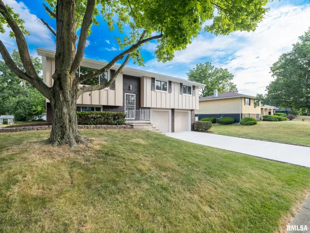 $245,900 | 2922 West Larchmont Lane, Peoria, IL 61615