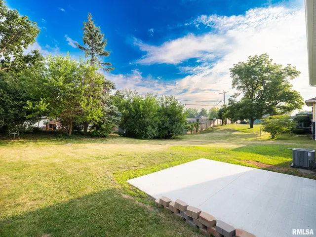 $245,900 | 2922 West Larchmont Lane, Peoria, IL 61615