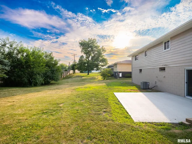 $245,900 | 2922 West Larchmont Lane, Peoria, IL 61615