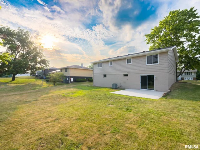 $245,900 | 2922 West Larchmont Lane, Peoria, IL 61615