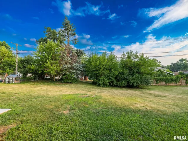 $245,900 | 2922 West Larchmont Lane, Peoria, IL 61615